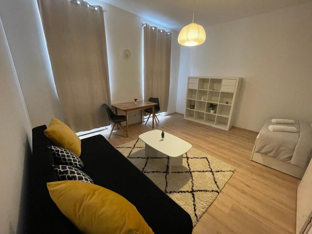 Cozy 8-Person Home In Vienna Located At Haberlgasse 82 N1 Viena Exterior foto